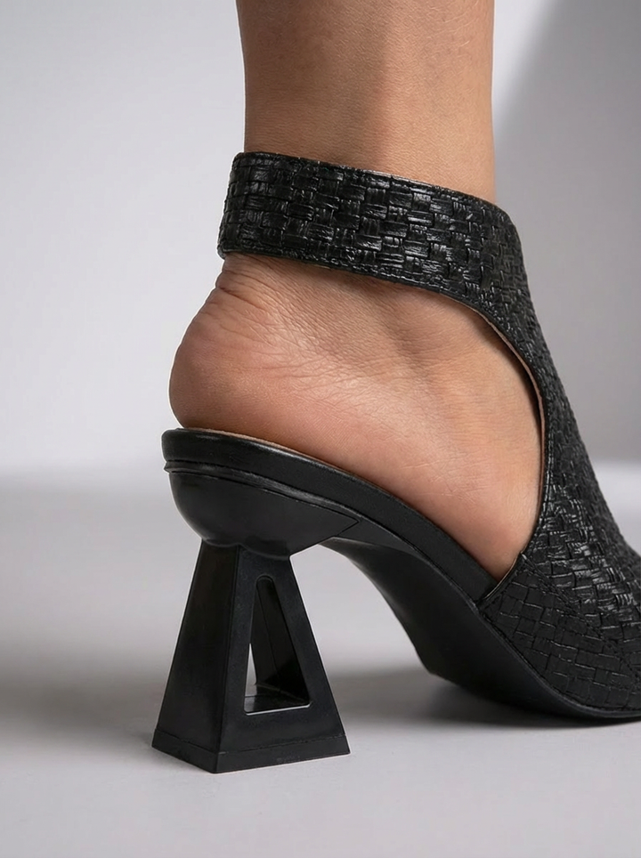 Vittoria Black 3